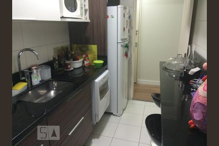 Apartamento para alugar com 76m², 3 quartos e 2 vagasCozinha com móveis planejados e bancada de granito para suporte. 