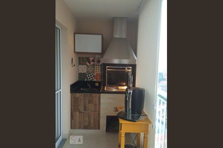 Sacada Gourmet (churrasqueira inox, mesa para quatro lugares e sofá de madeira). de apartamento para alugar com 3 quartos, 76m² em Vila Ipojuca, São Paulo
