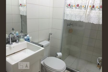 Banheiro - Suite (Com box blindex, armário planejado e espelho). O Banheiro social é muito semelhante. de apartamento para alugar com 3 quartos, 76m² em Vila Ipojuca, São Paulo