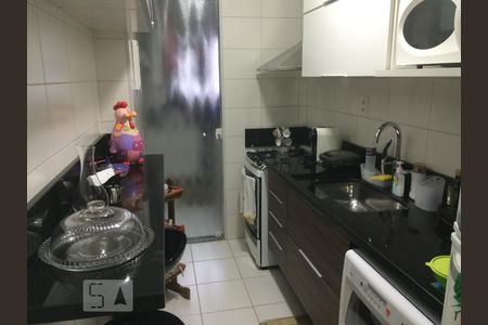 Apartamento para alugar com 76m², 3 quartos e 2 vagasCozinha com móveis planejados e bancada de granito para suporte. Porta de vidro que faz a divisão para a área de serviço.