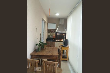 Sacada Gourmet (churrasqueira inox, mesa para quatro lugares e sofá de madeira). de apartamento à venda com 3 quartos, 76m² em Vila Ipojuca, São Paulo