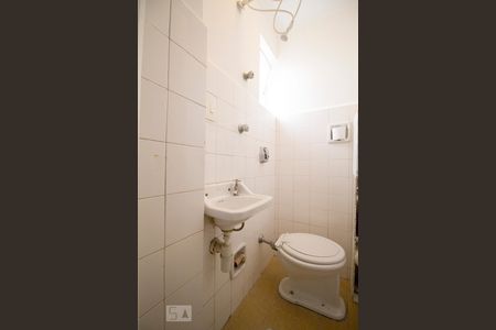 Banheiro de empregada de apartamento à venda com 3 quartos, 94m² em Vila Olímpia, São Paulo