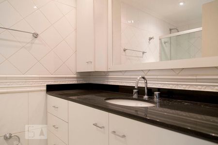 Banheiro de apartamento para alugar com 1 quarto, 64m² em Cerqueira César, São Paulo