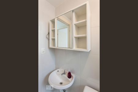 Banheiro de apartamento para alugar com 2 quartos, 44m² em Água Branca, São Paulo