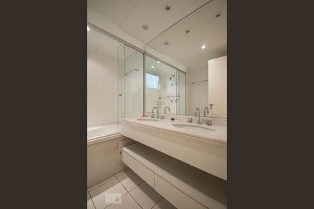 Apartamento para alugar com 184m², 4 quartos e 3 vagasBanheiro