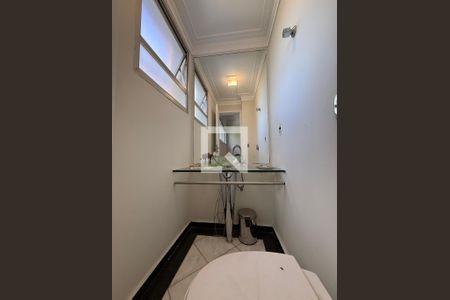 Lavabo de apartamento para alugar com 3 quartos, 180m² em Higienópolis, São Paulo