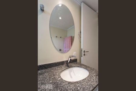 Banheiro de apartamento à venda com 2 quartos, 96m² em Sumaré, São Paulo