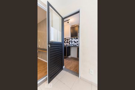 Detalhe varanda - acesso para area de serviço e cozinha de apartamento para alugar com 1 quarto, 62m² em Vila Ipojuca, São Paulo