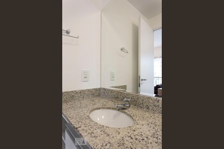 Banheiro de apartamento para alugar com 1 quarto, 48m² em República, São Paulo