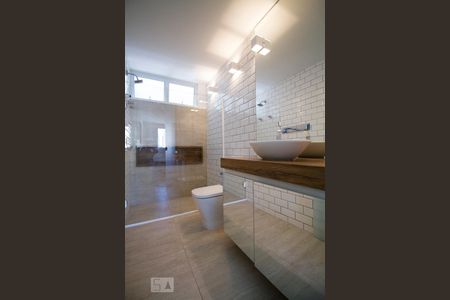 Banheiro da suite de apartamento para alugar com 1 quarto, 47m² em Bela Vista, São Paulo