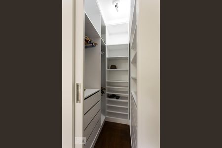 Apartamento para alugar com 131m², 4 quartos e 3 vagasCloset
