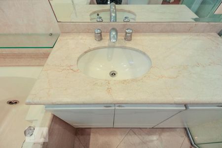 Apartamento à venda com 220m², 4 quartos e 5 vagasBanheiro suite 