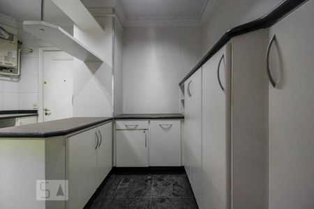 Apartamento à venda com 220m², 4 quartos e 5 vagasárea de serviço 