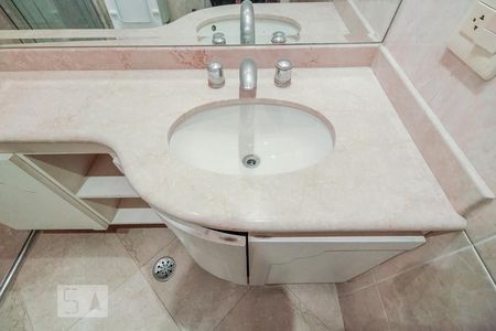 Apartamento à venda com 220m², 4 quartos e 5 vagasBanheiro