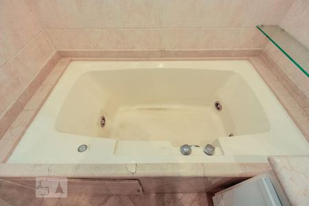 Apartamento à venda com 220m², 4 quartos e 5 vagasBanheiro suite 