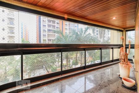 Apartamento à venda com 220m², 4 quartos e 5 vagasVaranda