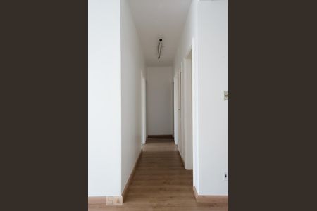 Corredor de apartamento à venda com 3 quartos, 130m² em Centro, Campinas