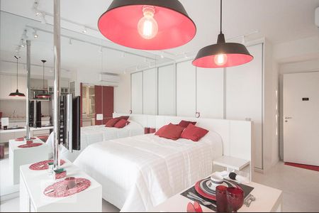 Decoração style predominando a cor branca com pontos de intensidade no vermelho e preto de apartamento para alugar com 1 quarto, 35m² em Cidade Monções, São Paulo