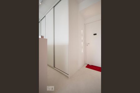 Apartamento para alugar com 35m², 1 quarto e 1 vagaDetalhe armário embutido e porta de entrada com o olho mágico digital