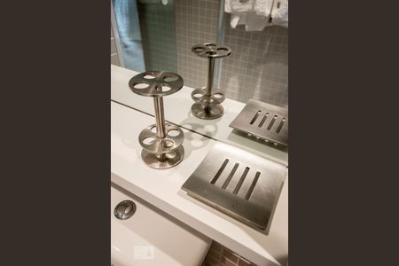 Detalhe Banheiro com saboneteira e porta escova de dentes de apartamento para alugar com 1 quarto, 35m² em Cidade Monções, São Paulo