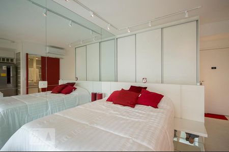 Quarto com armário embutido, criado mudo, luminária, almofadas de apartamento para alugar com 1 quarto, 35m² em Cidade Monções, São Paulo