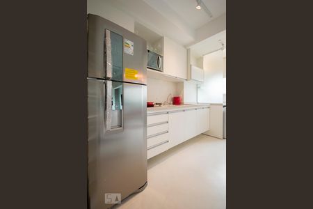 Cozinha clean e prática geladeira com dispenser d'água blue touch de apartamento para alugar com 1 quarto, 35m² em Cidade Monções, São Paulo