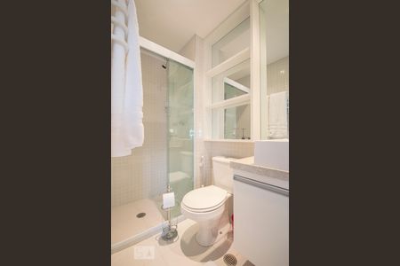 Banheiro com box de vidro temperado, com toalheiro térmico para a toalha sempre estar quentinha e seca de apartamento para alugar com 1 quarto, 35m² em Cidade Monções, São Paulo