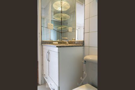 Banheiro de apartamento para alugar com 3 quartos, 64m² em Bosque da Saúde, São Paulo