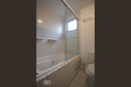 Banheiro de apartamento para alugar com 1 quarto, 50m² em Brooklin Paulista, São Paulo