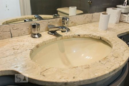 Apartamento à venda com 74m², 2 quartos e 1 vaga Apartamento à venda com 74m², 2 quartos e 1 vagaBanheiro