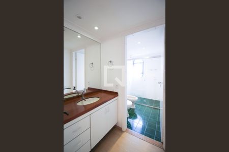 Banheiro da suíte de apartamento para alugar com 1 quarto, 65m² em Itaim Bibi, São Paulo