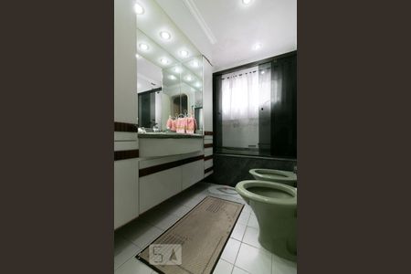 Apartamento à venda com 220m², 3 quartos e 3 vagasBanheiro da Suíte 2