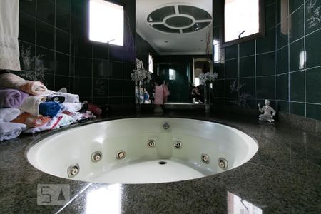 Apartamento à venda com 220m², 3 quartos e 3 vagasBanheira da Suíte 1