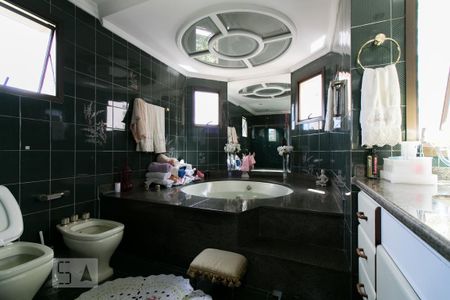 Apartamento à venda com 220m², 3 quartos e 3 vagasBanheiro da Suíte 1