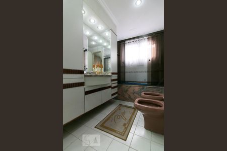 Apartamento à venda com 220m², 3 quartos e 3 vagasBanheiro da Suíte 2