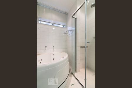 Apartamento à venda com 270m², 4 quartos e 3 vagasBanheira e box Suíte 3