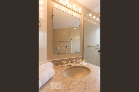 Banheiro de apartamento à venda com 1 quarto, 50m² em Campo Belo, São Paulo
