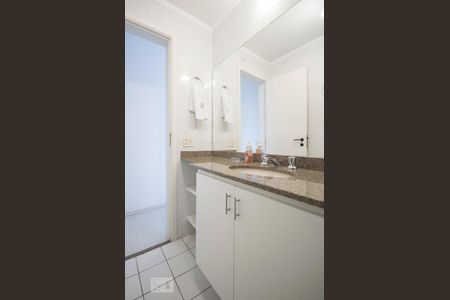 Banheiro de apartamento para alugar com 3 quartos, 76m² em Vila Gumercindo, São Paulo