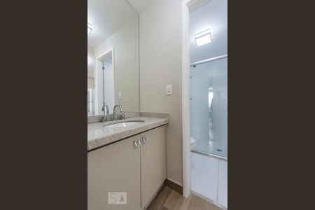 Banheiro de apartamento para alugar com 1 quarto, 48m² em Parque Industrial Tomas Edson, São Paulo
