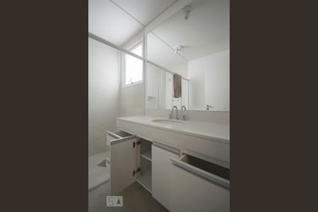 Banheiro de apartamento à venda com 1 quarto, 65m² em Itaim Bibi, São Paulo