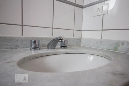Banheiro suíte detalhe de apartamento para alugar com 1 quarto, 48m² em Pinheiros, São Paulo