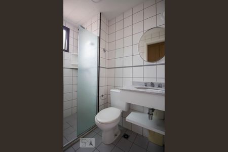 Banheiro suíte de apartamento para alugar com 1 quarto, 48m² em Pinheiros, São Paulo