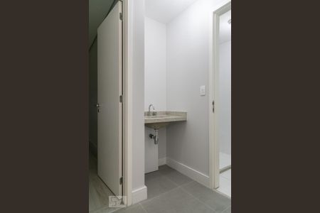 Banheiro de apartamento para alugar com 2 quartos, 66m² em Parque Industrial Tomas Edson, São Paulo