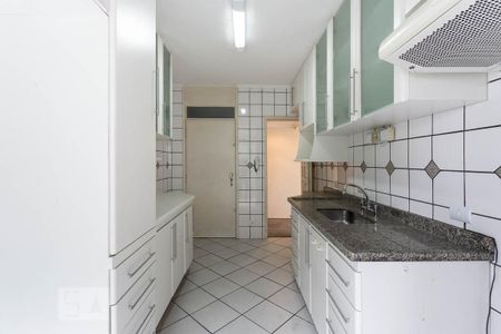 Cozinha de apartamento para alugar com 2 quartos, 85m² em Santo Amaro, São Paulo