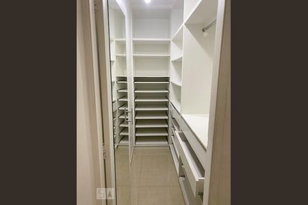 Closet Suite de apartamento à venda com 2 quartos, 69m² em Vila Olímpia, São Paulo