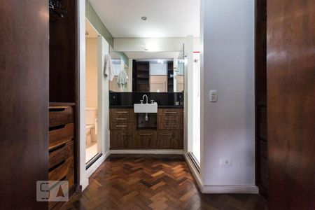 Closet/Banheiro da suíte de apartamento para alugar com 2 quartos, 97m² em Moema, São Paulo
