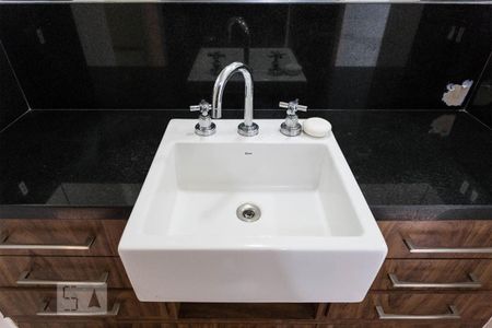 Banheiro da suíte de apartamento para alugar com 2 quartos, 97m² em Moema, São Paulo