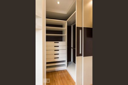 Apartamento à venda com 111m², 2 quartos e 2 vagas Apartamento à venda com 111m², 2 quartos e 2 vagasCloset