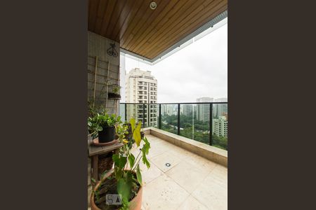 Apartamento à venda com 198m², 4 quartos e 3 vagas Apartamento à venda com 198m², 4 quartos e 3 vagasVaranda