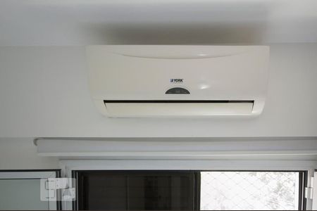 Detalhe(Janela Ant-Ruído) de apartamento à venda com 2 quartos, 80m² em Vila Paulista, São Paulo